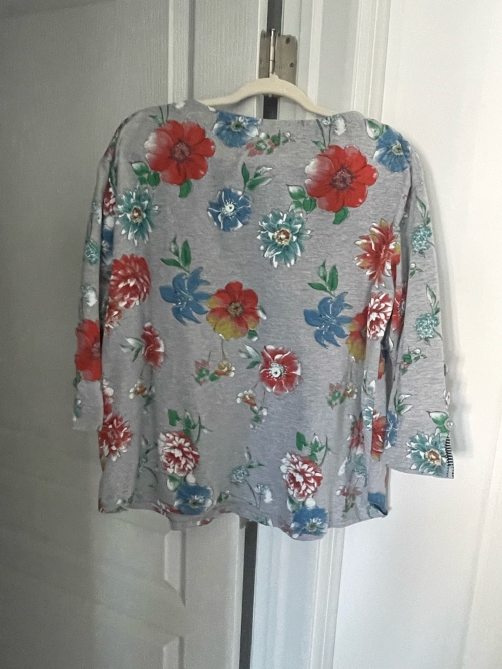 Gray Floral V-Neck Embellished Women’s 2X Top - Picture 2 of 6